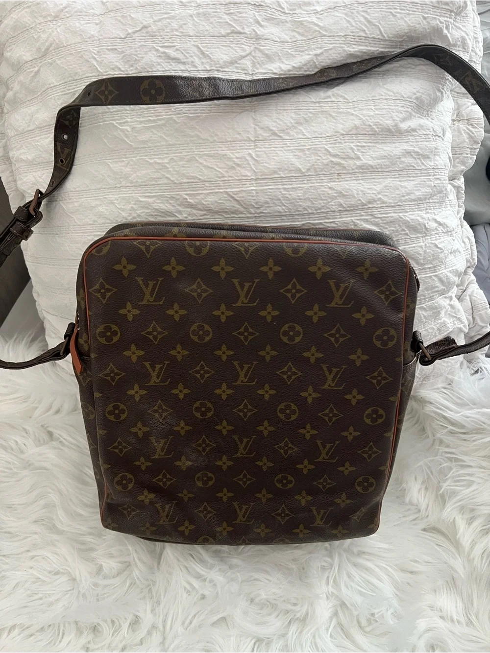 READ DESCRIPTION (2) Louis Vuitton Monogram Messenger Bags